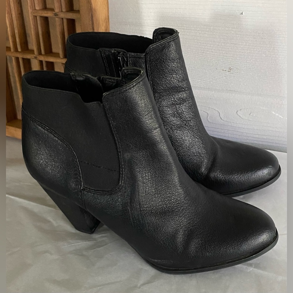 Steve Madden 9.5M black leather heeled elastic ankle boots with zippers